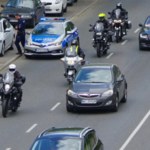 Czy motocyklista może wyprzedzać samochody w korku? Ważny jest jeden aspekt