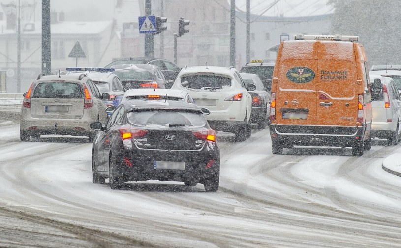Czy można dostać mandat za przejechanie ciągłej linii pokrytej śniegiem? /Stanislaw Bielski /Reporter