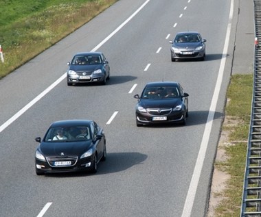 Czy można jechać cały czas lewym pasem na autostradzie?