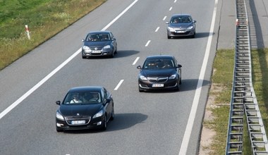 Czy można jechać cały czas lewym pasem na autostradzie?