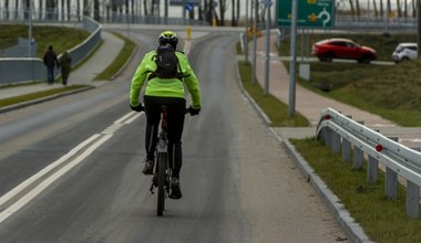 Czy można jechać rowerem po ulicy, gdy obok jest ścieżka rowerowa?