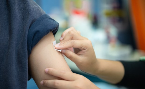 Czy można jednorazowo podać więcej niż jedną szczepionkę? Ekspert odpowiada 