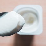 Czy można jeść jogurt po terminie? Eksperci wyjaśniają różnicę, która pozwoli ci oszczędzić 