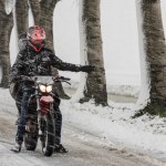 jazda motocyklem Czy można jeździć motocyklem zimą? Przepisy nie pozostawiają złudzeń