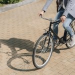 Czy można jeździć rowerem po chodniku? Przepisy jasno to określają