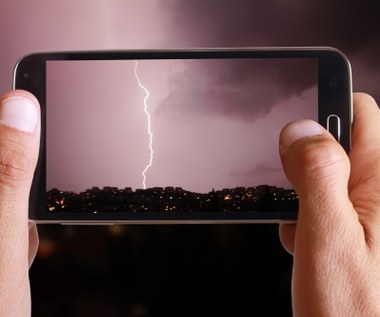 Czy można ładować telefon podczas burzy? Wyjaśniamy to raz na zawsze