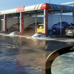 Czy można myć auto na myjni bezdotykowej w czasie silnych mrozów?