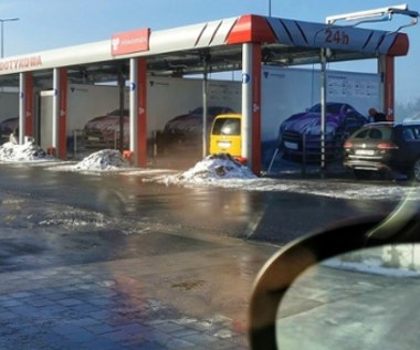 Czy można myć auto na myjni bezdotykowej w czasie silnych mrozów?