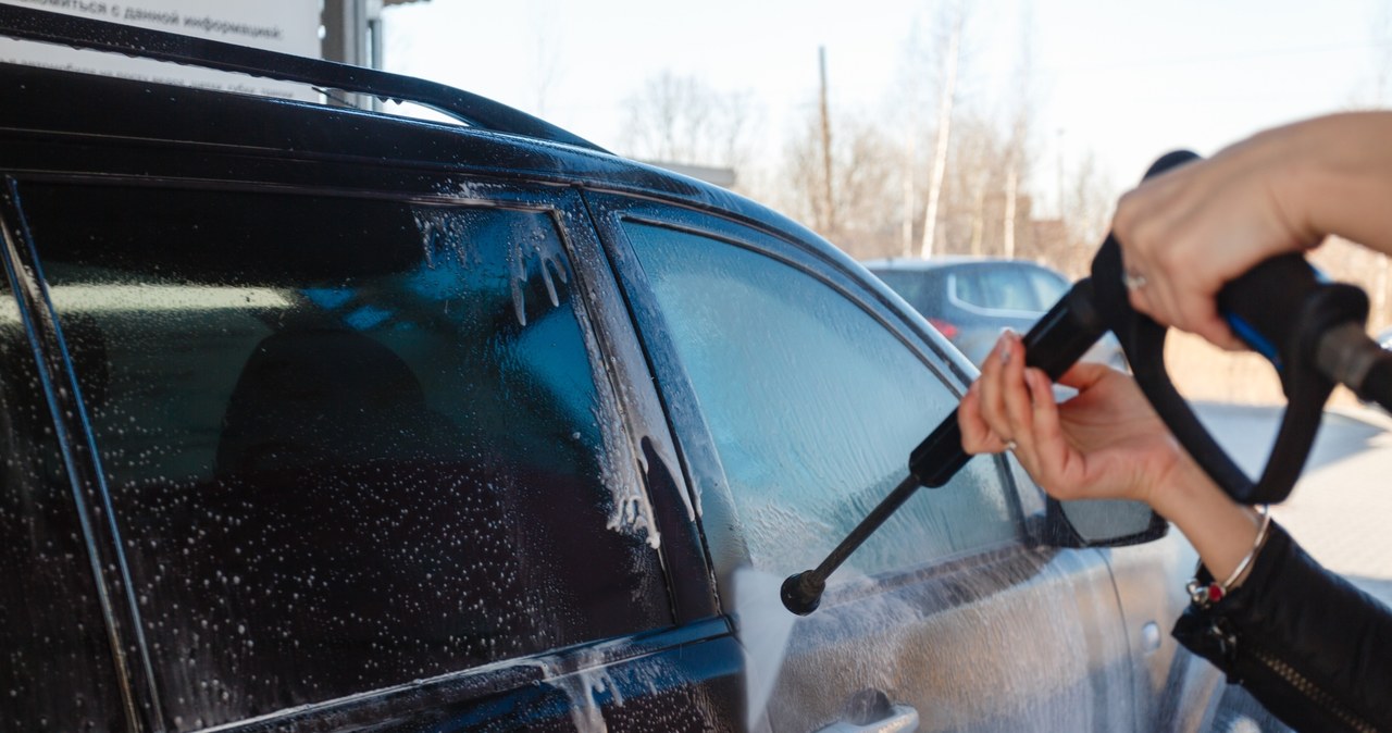 Czy można myć auto pod blokiem? Co mówią przepisy? /123rf.com /123RF/PICSEL