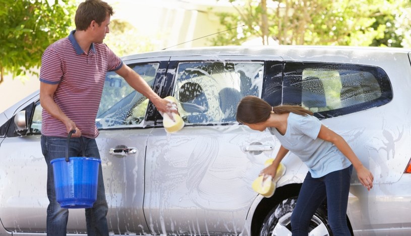 Czy można myć samochód pod domem? /123RF/PICSEL
