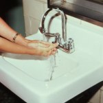 Czy można myć twarz samą wodą? Takie oczyszczanie działa tylko w tych przypadkach