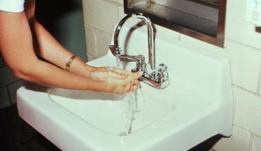 Czy można myć twarz samą wodą? Takie oczyszczanie działa tylko w tych przypadkach