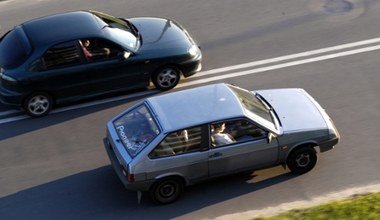 Czy można najechać na ciągłą linię, gdy zepsute auto blokuje drogę?