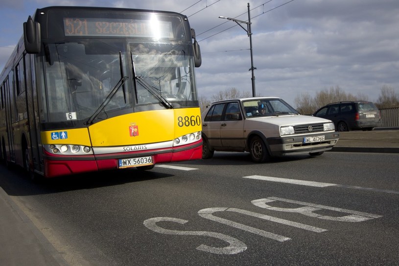 Czy można nie zuważyć autobusu? Można /Maciej Łuczniewski /Reporter
