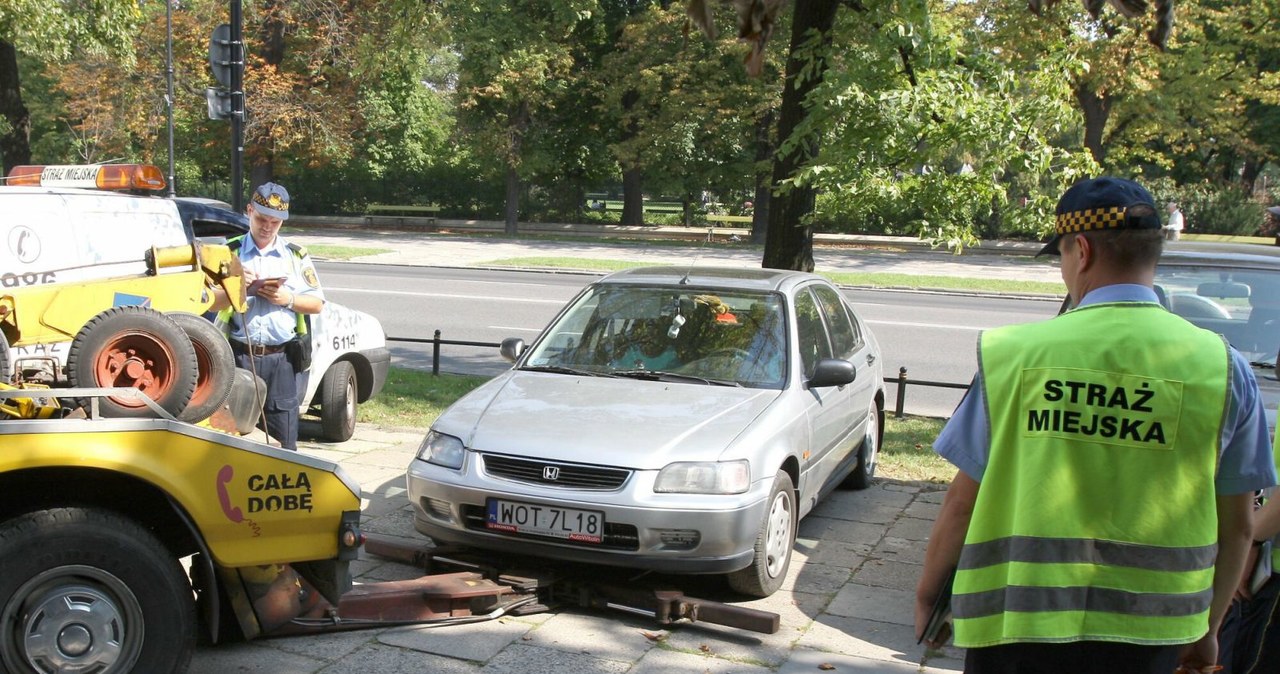 Czy można odebrać auto z parkingu depozytowego bez płacenia? /Wojciech TRACZYK/East News /Agencja SE/East News