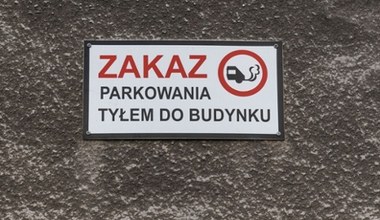 Czy można parkować tyłem do budynku? Ważny jeden przepis