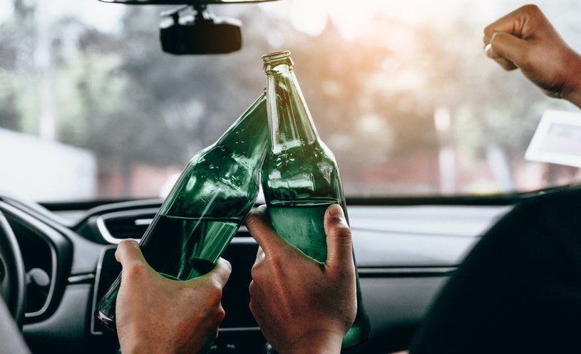 Czy można pić alkohol siedząc w samochodzie? /123RF/PICSEL
