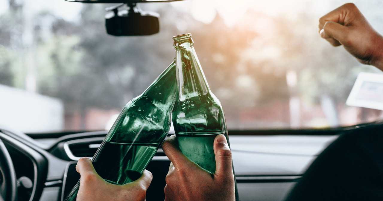 Czy można pić alkohol siedząc w samochodzie? /123RF/PICSEL