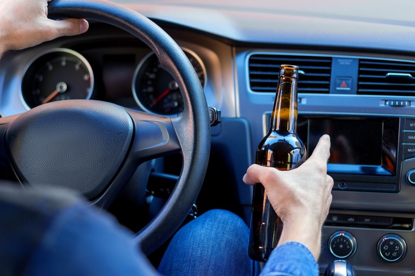 Czy można prowadzić i pić piwo bezalkoholowe? /123RF/PICSEL