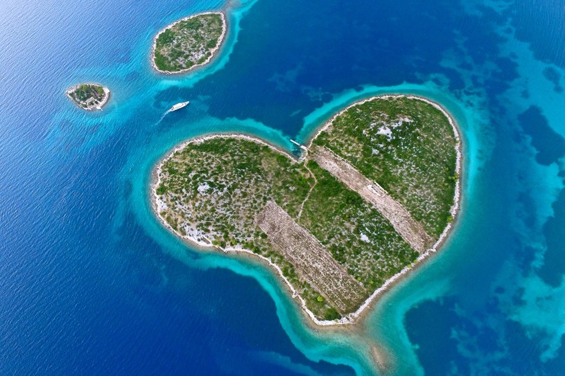 Czy można sobie wyobrazić coś bardziej romantycznego niż odwiedzenie wyspy Galešnjak właśnie jesienią?/ fot. Boris Kačan /.