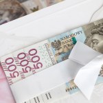 Czy można wpłacić pieniądze z kopert weselnych na konto? Wyjaśniamy, co z podatkiem