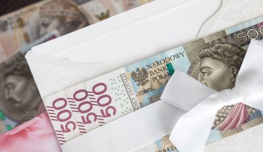 Czy można wpłacić pieniądze z kopert weselnych na konto? Wyjaśniamy, co z podatkiem