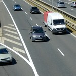 Czy można wyprzedzać prawym pasem na autostradzie? Zasada jest jedna