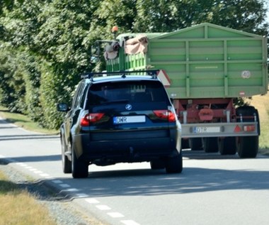 Czy można wyprzedzać traktor na ciągłej linii? Mało kto wie o tej zasadzie