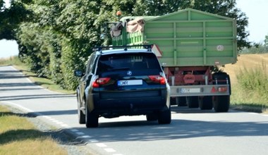 Czy można wyprzedzać traktor na ciągłej linii? Mało kto wie o tej zasadzie