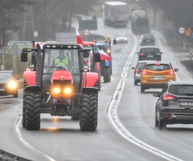 Czy można wyprzedzać traktor na linii ciągłej? Przepisy są jednoznaczne