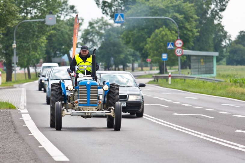 Czy można wyprzedzać traktor na linii ciągłej? /Zbigniew Komorowski / Forum /Agencja FORUM