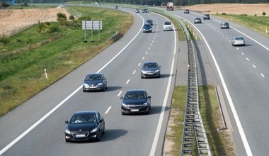 Czy można wyprzedzać z prawej strony? To zależy od drogi