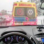 Czy można wyprzedzić ambulans na sygnale?