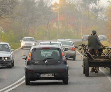 Czy można wyprzedzić pojazdy wolnobieżne na podwójnej ciągłej?