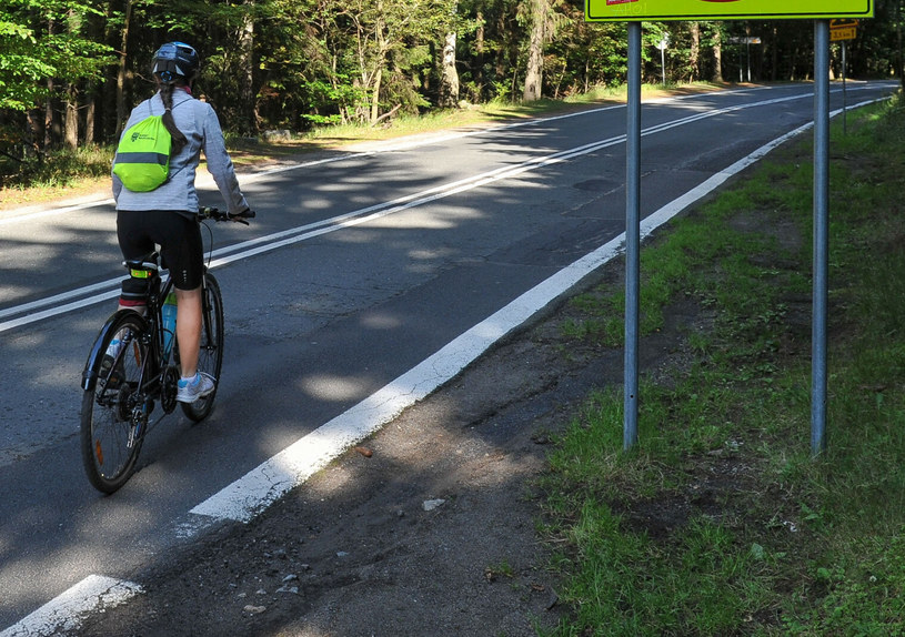 Czy można wyprzedzić rowerzystę na podwójnej ciągłej? /Fot. Gerard/REPORTER /Reporter