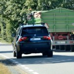 Czy można wyprzedzić traktor na ciągłej linii? Kierowcy nie wiedzą o tej zasadzie