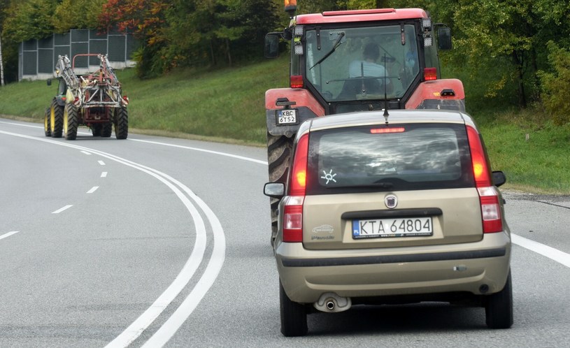 Czy można wyprzedzić traktor na podwójnej ciągłej linii? /Marek Lasyk  /Reporter