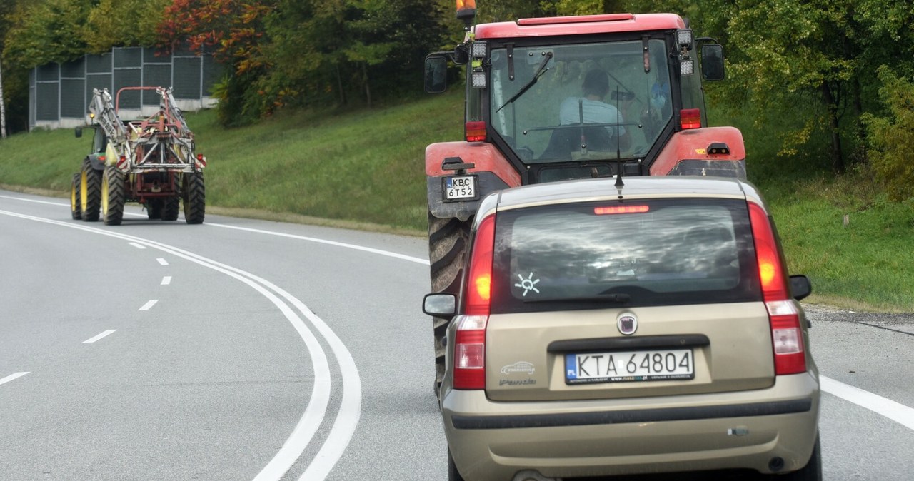 Czy można wyprzedzić traktor na podwójnej ciągłej linii? /Marek Lasyk  /Reporter