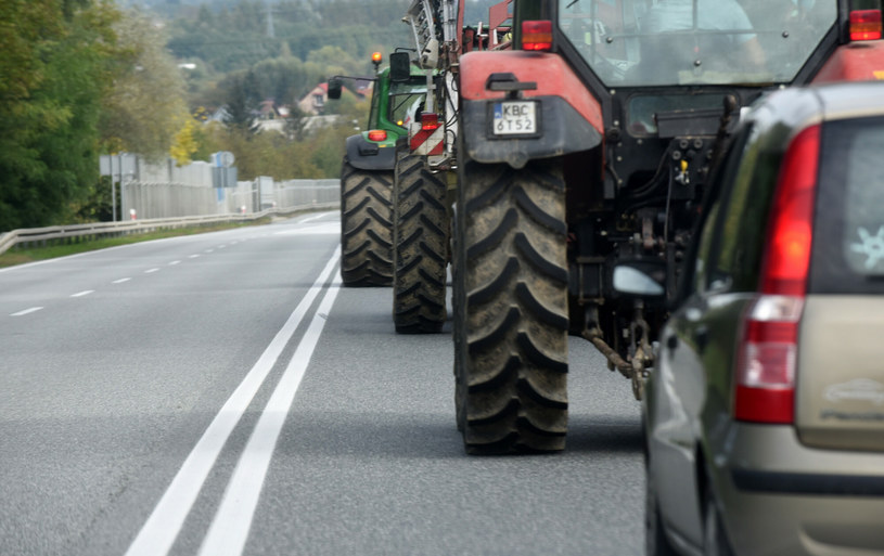 Czy można wyprzedzić traktor na podwójnej linii ciągłej? Czy też należy cierpliwie za nim jechać? /Marek Lasyk  /Reporter