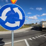 Czy można zjeżdżać z ronda lewym pasem? Przepis jest jasny