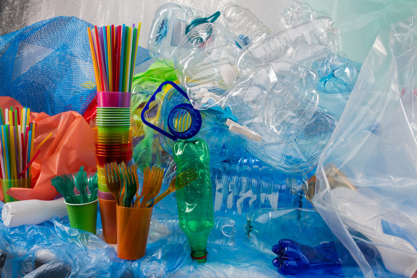 Czy myć plastikowe opakowania przed wyrzuceniem ich do śmieci? /123RF/PICSEL