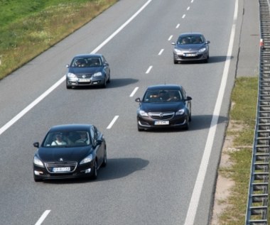 Czy na autostradzie można wyprzedzać z prawej strony?