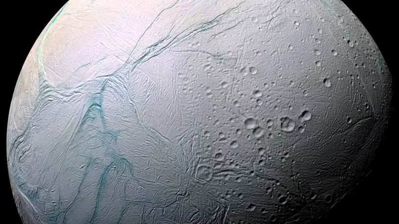 Czy na Enceladusie może istnieć życie? /NASA