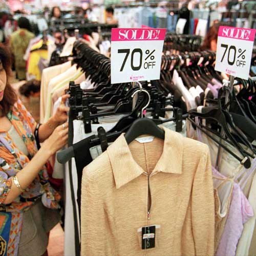 Czy na pewno duża obniżka oznacza tańsze zakupy? /AFP