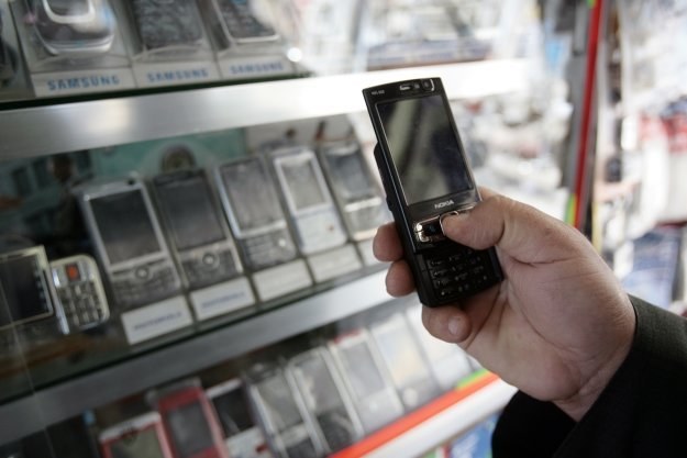 Czy na pudełkach z telefonami pojawią się ostrzeżenia podobne do tych z paczek papierosów? /AFP