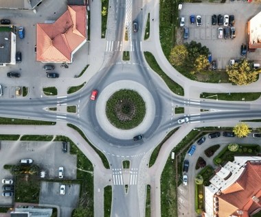 Czy na rondzie turbinowym można zawracać? Kluczowa jest jedna zasada