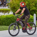 Czy na rowerze można jeździć w słuchawkach? Czy grozi za to mandat?
