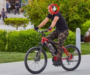 Czy na rowerze można jeździć w słuchawkach? Czy grozi za to mandat?