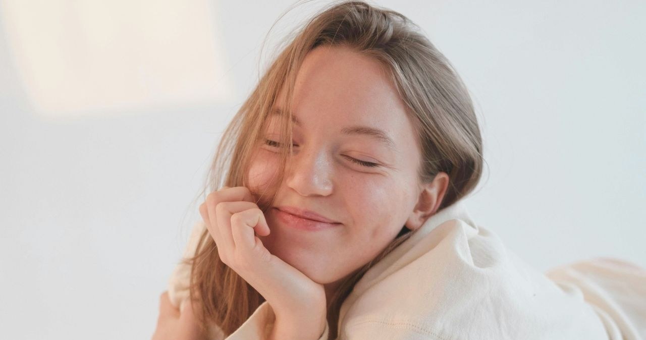 Czy na świecącą skórę twarzy istnieje skuteczny patent? Poznaj sprawdzone triki /Alena Shekhovtcova /Pexels.com
