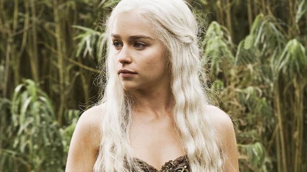 Czy na tronie Siedmiu Królestw zasiądzie kiedyś Daenerys (Emilia Clarke)? /materiały prasowe